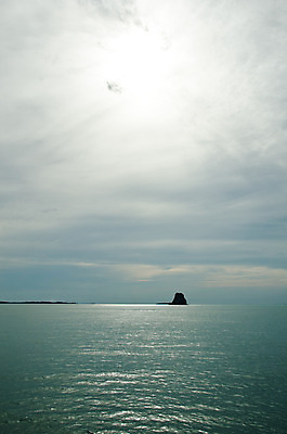 포토 JPG 해외이미지 구름 응시 파도 바다 섬 자연 하늘 날씨 사람없음 야외 물 여름 파란색 빛 햇빛 태양 반사 맑음 어둠 일몰 순수 수평선 해외202004 해외포토 자연요소 시선 계절 컬러 컨셉 노을 생태계 파일형식 이미지허브