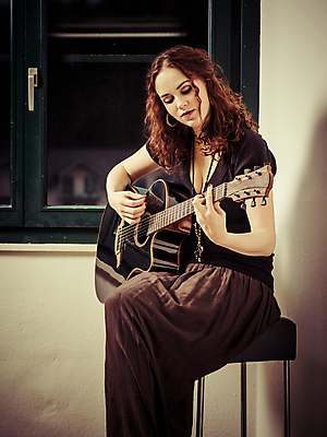 포토 JPG 해외이미지 긴머리 여자 음악 창문 놀이 갈색머리 실내 한명 사람 앉기 20대 연주자 음악가 기구 기타 기타리스트 뮤지컬 해외202004 해외포토 직업 1 헤어스타일 모션 현악기 문화예술 청년 내부 파일형식 이미지허브