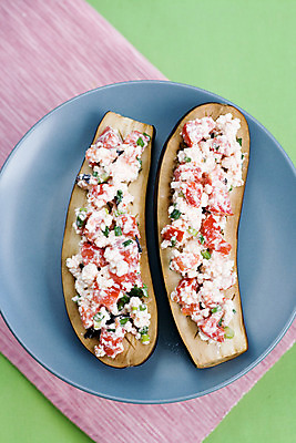 포토 JPG 해외이미지 접시 음식 분홍색 다이어트 치즈 파슬리 건강 사람없음 빨간색 초록색 금속 식탁보 흰색 도자기 몸무게 향기 칼로리 바질 저칼로리 해외202004 해외포토 식기 컬러 채소 재질 유제품 냄새 파일형식 이미지허브