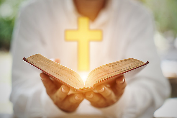 포토 JPG 해외이미지 손 남자 기독교 종교 백그라운드 컨셉 십자가 사람 사람없음 목재 책 빛 스터디 독서 교회 믿음 검은색 성경 희망 흰색 기도 오픈 예수 그룹 영혼 도서관 고독 문서 문학 신성 신앙심 해외202004 해외포토 나무 교육 감정 컬러 재료 종교용품 종교건축 건물 신체부위 학습 신_종교 파일형식 이미지허브