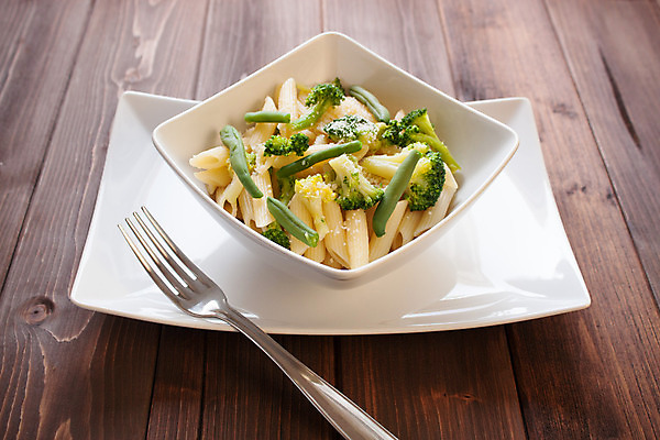 포토 JPG 해외이미지 접시 음식 포크 다이어트 채소 콩 파스타 사람없음 빛 저녁식사 이탈리아 추위 신선 맛 브로콜리 먹이 준비 점심식사 채식주의자 펜네 비건 해외202004 해외포토 식기 유럽 컨셉 곡류 서양음식 건강 식사 채식 파일형식 이미지허브