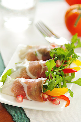 포토 JPG 해외이미지 음식 분홍색 다이어트 토마토 채소 과일 포장 건강 육류 돼지고기 요리 사람없음 빨간색 초록색 컬러풀 노란색 저녁식사 이탈리아 샐러드 흰색 먹기 햄 롤 석류 칼로리 후추 점심식사 입가심 짠맛 해외202004 해외포토 유럽 컬러 식재료 모션 식사 맛 향신료 파일형식 이미지허브