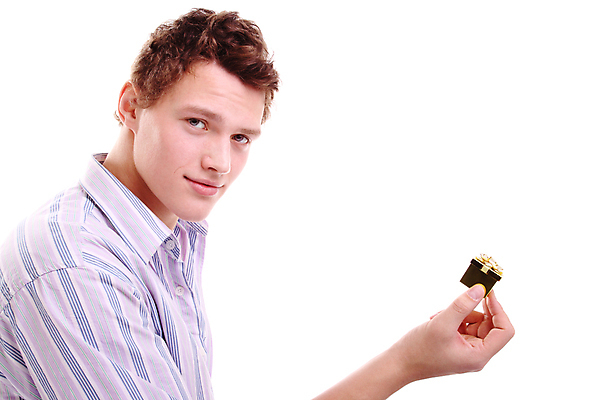 포토 JPG 해외이미지 손 응시 선물 사랑 한명 소년 상자 놀람 흰색 생일 황금 고립 해외202004 해외포토 1 시선 기념일 남자 감정 어린이 컬러 표정 사람 신체부위 파일형식 이미지허브