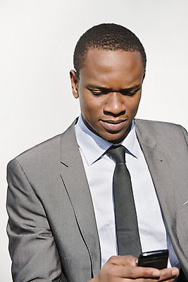 포토 JPG 해외이미지 스튜디오촬영 직업 1 응시 옷 남자 비즈니스 사업가 통신 청소년 영국 한명 사람 정장 20대 성인 스마트폰 잡기 아프리카인 연결 흰배경 런던 성인남자만 내려보기 해외202004 해외포토 외국인 시선 유럽 백그라운드 모션 실내 청년 핸드폰 스마트기기 흰색 남자만 성인만 파일형식 이미지허브