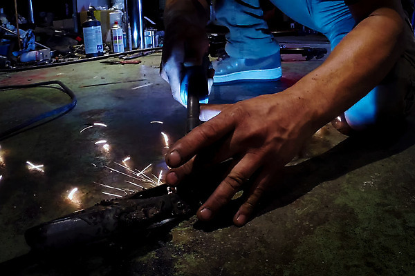 포토 JPG 해외이미지 백인 직업 남자 자동차 노동자 바닥 부츠 사람없음 환경 장비 회색 시골 손전등 업무 자신감 작업실 기술자 수리 닫기 보호 헬멧 서비스 정비공 유지 용접 용접공 자동 조율 카피스페이스 해외202004 해외포토 서양인 감정 육상교통 컬러 신발 컨셉 모션 조명 사람 공백 작업 보호장비 파일형식 이미지허브