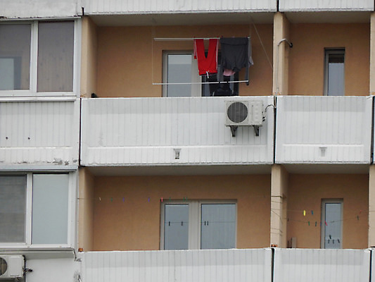 포토 JPG 해외이미지 옷 선 백그라운드 주택 건조 매달리기 사람없음 컬러풀 발코니 흰색 도시 씻기 빨래 빨랫줄 고립 옛날 해외202004 해외포토 줄 컬러 가사 모션 건물 청결 파일형식 이미지허브