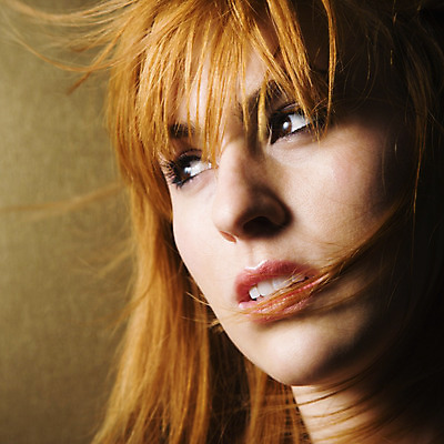 포토 JPG 해외이미지 여자 생각 청소년 실내 한명 사람 20대 정사각형 빨간머리 심각 해외202004 해외포토 도형 1 헤어스타일 컨셉 청년 내부 파일형식 이미지허브