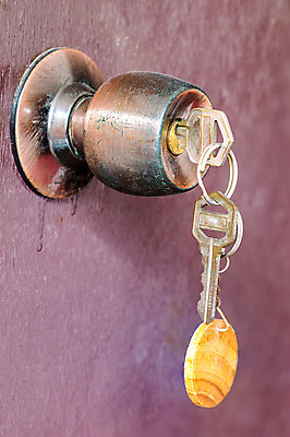 포토 JPG 해외이미지 손 디자인 백그라운드 열쇠 주택 손잡이 사람없음 목재 문 금속 방 흰색 오픈 잠금 보안 열쇠구멍 문고리 철강 해외202004 해외포토 나무 컬러 재료 재질 안전 건물 신체부위 파일형식 이미지허브