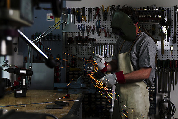 포토 JPG 해외이미지 노동자 기술 관리 한명 사람 금속 기계 장비 도구 공구 업무 작업실 제조 대장장이 송곳 옛날 핸드메이드 해외202004 해외포토 직업 1 재질 작업 파일형식 이미지허브