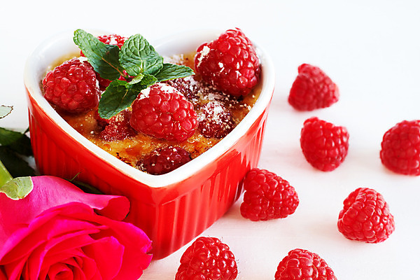 포토 JPG 해외이미지 열매 꽃 음식 겨울 과일 디저트 발렌타인데이 요리 사람없음 빨간색 장미 식당 식사 카페 하트 대접 신선 사발 달콤 맛 설탕 굽기 먹기 민트 크림 만족 유기농 산딸기 레시피 푸딩 충동구매 프랑스어 바닐라 커스터드 특별함 캐러멜 해외202004 해외포토 모양 식물 문자 웰빙 계절 감정 컬러 컨셉 모션 데이이벤트 쇼핑 상점 사기그릇 구이 허브 과소비 파일형식 이미지허브