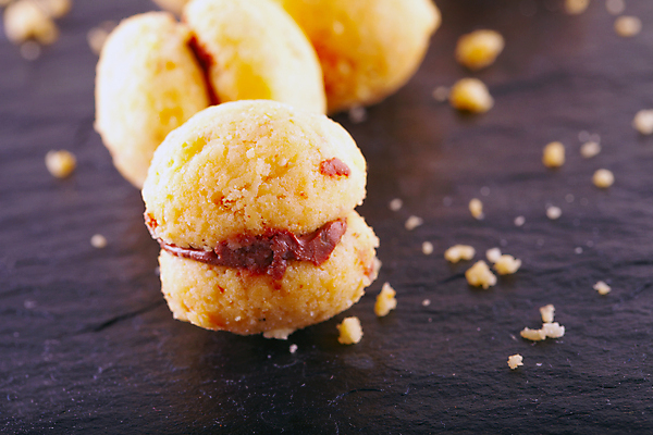 포토 JPG 해외이미지 음식 백그라운드 다이어트 디저트 사람없음 쿠키 과자 케이크 초콜릿 어둠 이탈리아 빵집 흰색 달콤 맛 아침식사 설탕 굽기 크림 아몬드 페스츄리 해외202004 해외포토 유럽 빵 컬러 컨셉 건강 상점 식사 견과류 구이 파일형식 이미지허브