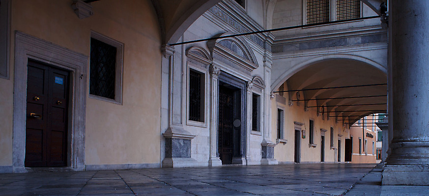 포토 JPG 해외이미지 건축양식 창문 사람없음 건물 조각상 계단 일몰 궁전 자유 기둥 역사 재산 미술관 야간 아치 정사각형 광장 베네치아 타운 르네상스 스타일 해외202004 해외포토 자연요소 도형 건축물 건축 컨셉 고건축 금융 조형물 노을 이탈리아 도시 파일형식 이미지허브