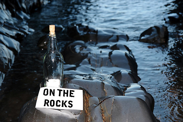 포토 JPG 해외이미지 종이 물결 바다 섬 컨셉 통신 유리 조류 바닥 풍경 사람없음 물 파란색 라벨 쪽지 희망 절벽 젖음 정보 메시지 구출 고독 질병 무서움 가난 편지 암초 코르크 아일랜드 중독 종료 헬프 해외202004 해외포토 자연요소 동물 감정 유럽 컬러 의학 재질 프레임 도움 파일형식 이미지허브