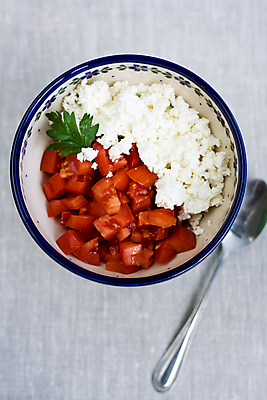 포토 JPG 해외이미지 접시 음식 패턴 다이어트 토마토 치즈 건강 사람없음 빨간색 초록색 금속 숟가락 흰색 도자기 몸무게 향기 칼로리 해외202004 해외포토 식기 컬러 무늬 채소 재질 유제품 수저 냄새 파일형식 이미지허브