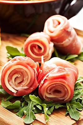 포토 JPG 해외이미지 접시 음식 빵 조각 포크 잎 재료 치즈 육류 돼지고기 요리 사람없음 빨간색 초록색 식사 저녁식사 버섯 이탈리아 추위 흰색 신선 파마 소시지 아침식사 지중해 올리브 햄 날것 슬라이스 훈제 점심식사 루꼴라 모짜렐라치즈 식품점 해외202004 해외포토 식물 헤어스타일 식기 열매 유럽 바다 컬러 채소 식재료 유제품 상점 가공식품 파일형식 이미지허브