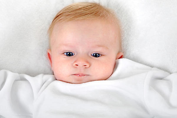 포토 JPG 해외이미지 백인 1 남자 행복 아들 얼굴 어린이 백그라운드 가족 베개 주택 실내 건강 관리 한명 사람 소년 파란색 금발 머리 침묵 흰색 자녀 침대 아기 작음 담요 순수 즐거움 옷입기 걸음마 천진난만 해외202004 해외포토 서양인 헤어스타일 감정 컬러 가구 컨셉 관계 침구 모션 내부 건물 신체부위 소리 크기 파일형식 이미지허브