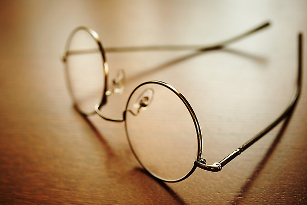 포토 JPG 해외이미지 디자인 안경 백그라운드 장신구 프레임 사람없음 목재 유행 검은색 수확 확대 책상 복고 비전 안과 시력검사 스타일 해외202004 해외포토 나무 잡화 컬러 가구 농업 재료 병원 검사_조사 파일형식 이미지허브