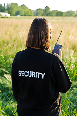 포토 JPG 해외이미지 남자 유니폼 텍스트 한명 경비 안전 사람 이벤트 단어 힘 재킷 콘서트 관찰 경찰 보호 군중 소프트포커스 위험 싱글 보안 근육질 감시 경호원 장교 해외202004 해외포토 직업 문자 1 옷 컨셉 모션 근육 촬영기법 외투 공연 몸매 파일형식 이미지허브