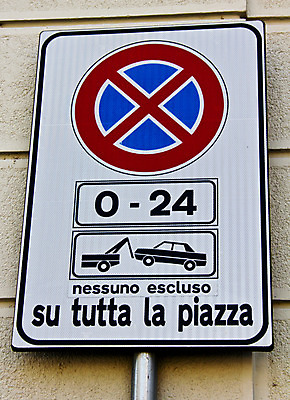 포토 JPG 해외이미지 도로 컨셉 사람없음 건물 빨간색 파란색 이탈리아 흰색 주차 사인 도로표지판 해외202004 해외포토 건축물 유럽 길 컬러 교통시설 표지판 파일형식 이미지허브