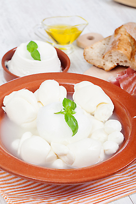 포토 JPG 해외이미지 접시 음식 다이어트 재료 치즈 사람없음 빨간색 초록색 파란색 이탈리아 우유 흰색 신선 사발 맛 냄비 배고픔 바질 모짜렐라치즈 해외202004 해외포토 식기 유럽 컬러 컨셉 유제품 건강 사기그릇 솥 파일형식 이미지허브