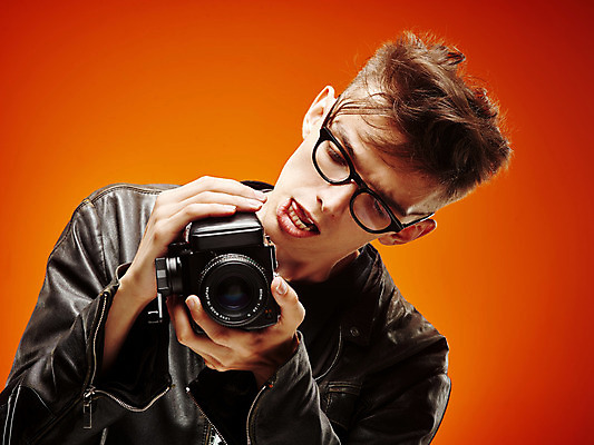 포토 JPG 해외이미지 백인 라이프스타일 남자 행복 감정 얼굴 한명 웃음 사람 성인 10대 가로 머리 카메라 표현 필름 긍정 해외202004 해외포토 서양인 1 컨셉 청소년 표정 생활 신체부위 전자제품 파일형식 이미지허브