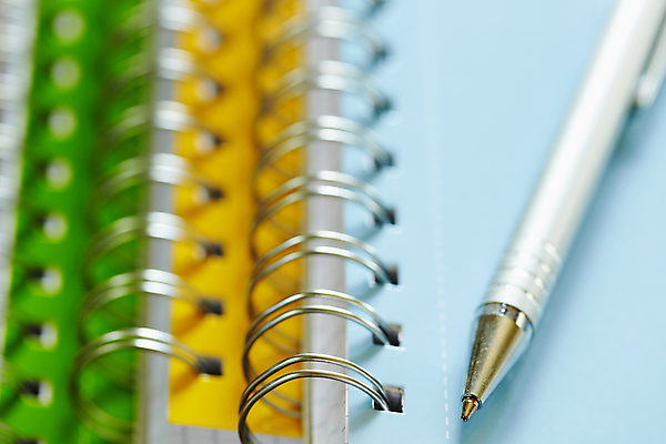 포토 JPG 해외이미지 스튜디오촬영 교육 종이 사람없음 가로 하이앵글 컬러풀 펜 쌓기 사무용품 쪽지 장비 기록 닫기 정상 배열 오브젝트 질서 바인더 카피스페이스 해외202004 해외포토 뷰포인트 컬러 모션 문구용품 실내 필기구 공백 예절 파일형식 이미지허브