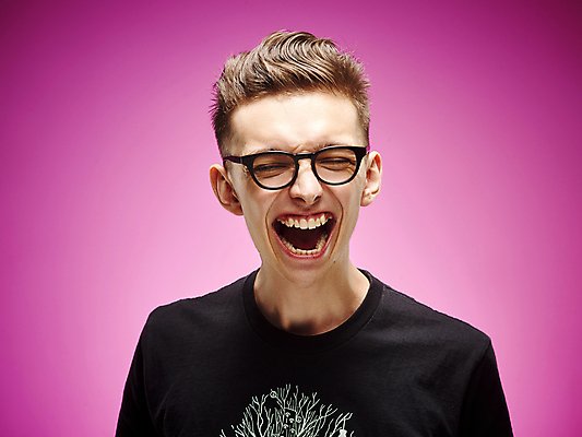 포토 JPG 해외이미지 백인 라이프스타일 남자 행복 감정 얼굴 미소 웃음 사람 성인 두명 10대 가로 머리 표현 긍정 해외202004 해외포토 서양인 컨셉 청소년 표정 생활 신체부위 파일형식 이미지허브