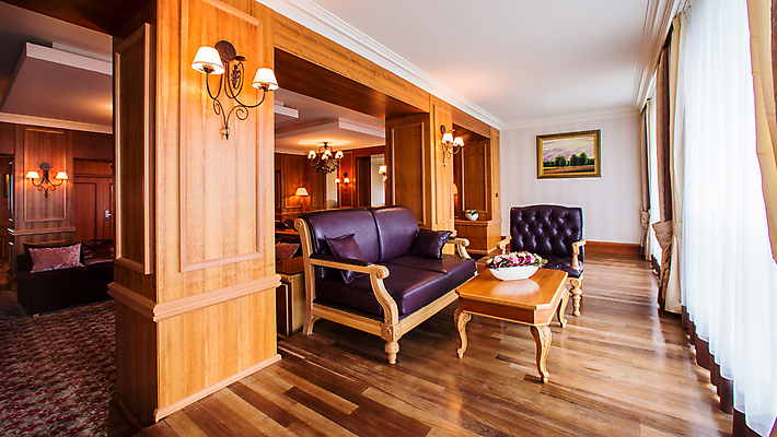 포토 JPG 해외이미지 식물 가구 액자 거실 의자 과일 베개 벽지 탁자 호텔 프레임 실내 사람없음 바캉스 소파 금지 램프 그림 린스 호캉스 해외202004 해외포토 생활용품 침구 숙소 휴가 조명 내부 파일형식 이미지허브