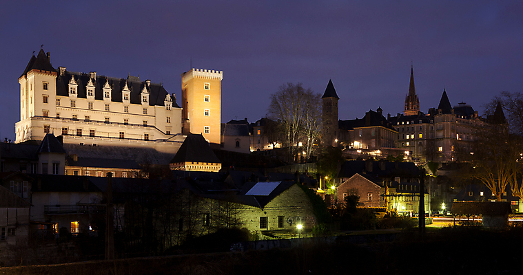 포토 JPG 해외이미지 나무 건축물 건축양식 주택 풍경 사람없음 야외 빛 마을 프랑스 야간 파리_프랑스 피레네산맥 해외202004 해외포토 자연요소 식물 건축 유럽 건물 파일형식 산맥 이미지허브
