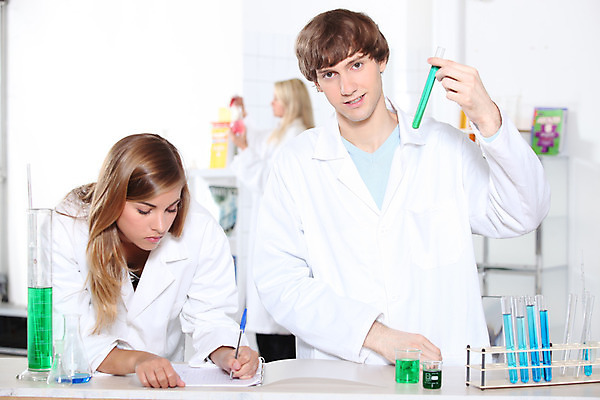 포토 JPG 해외이미지 백인 학생 여자 교육 남자 유럽 과학 장신구 학교 실험 풍경 성인 10대 세명 초록색 파란색 장비 액체 실험실 결과 분석 검색 대학교 튜브 신발장 실린더 화학자 해외202004 해외포토 서양인 나라 컬러 컨셉 청소년 사람 과학자 파일형식 이미지허브