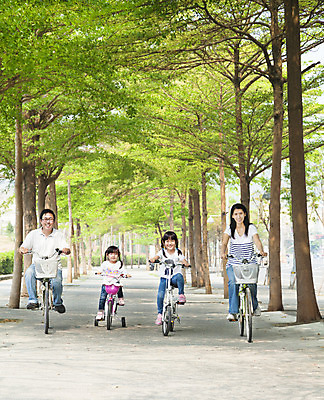 포토 JPG 해외이미지 나무 라이프스타일 공원 딸 행복 어린이 스포츠 여행 가족 자연 엄마 휴가 함께함 건강 미소 사람 동양인 여러명 야외 여름 운동 자전거 중국 봄 시골 아빠 승차 숲 순환 사이클링 바이킹 해외202004 해외포토 식물 계절 공공시설 감정 아시아 다수 컨셉 관계 모션 표정 인종 생활 바이크 육상스포츠 생태계 파일형식 이미지허브