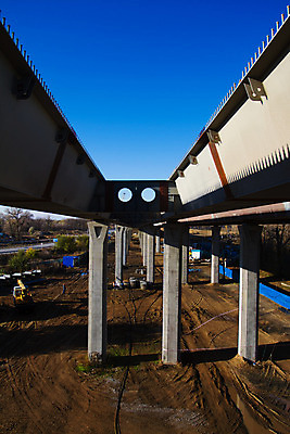 포토 JPG 해외이미지 산업 도로 프레임 사람없음 야외 건물 금속 기둥 고가도로 고속도로 땅 구름다리 지원 철강 해외202004 해외포토 건축물 건축 길 교통시설 재질 다리_건축물 파일형식 이미지허브