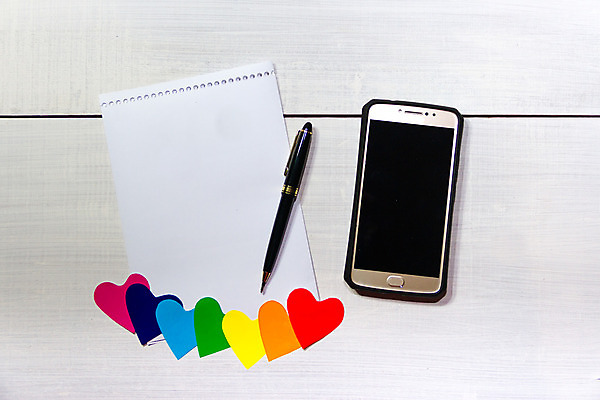 포토 JPG 해외이미지 디자인 행복 종이 백그라운드 컨셉 인터넷 모바일 발렌타인데이 사랑 사람없음 스마트폰 우주 쪽지 흰색 하트 메시지 플랫 정상 편지 스마트 사인 동성애자 성소수자 해외202004 해외포토 모양 감정 컬러 데이이벤트 핸드폰 스마트기기 파일형식 이미지허브