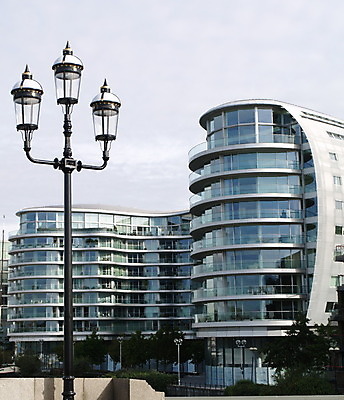 포토 JPG 해외이미지 디자인 외관 백그라운드 곡선 비즈니스 건축양식 창문 유리 호텔 성공 추상 미래 새로움 사람없음 건물 금융 파란색 사무실 반사 발코니 도시 센터 재산 큼 런던 질감 상업 각도 봉 철강 스타일 해외202004 해외포토 건축물 건축 선 컬러 컨셉 무늬 재질 숙소 영국 경제 크기 파일형식 이미지허브