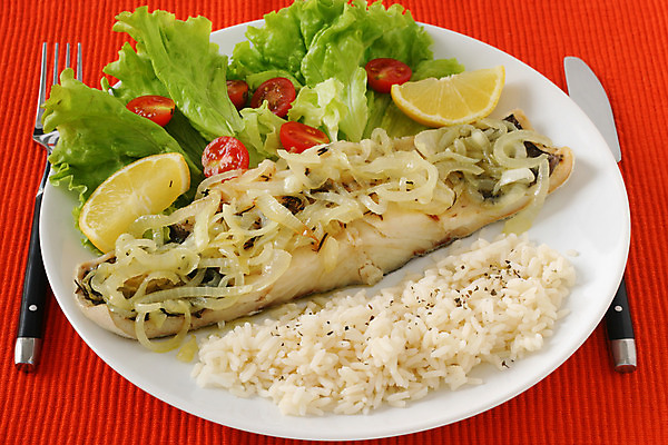 포토 JPG 해외이미지 전통 접시 음식 포크 다이어트 토마토 밥 양파 건강 식이요법 어류 사람없음 식사 저녁식사 샐러드 칼 상추 포르투갈 레몬 해산물 점심식사 삶기 해외202004 해외포토 식기 유럽 채소 과일 수중동물 파일형식 이미지허브