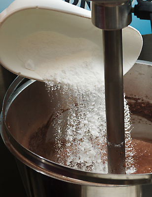 포토 JPG 해외이미지 음식 백그라운드 과일 재료 공장 아이스크림 디저트 사람없음 주방 초콜릿 숟가락 얼음 기계 이탈리아 우유 추위 기구 우아함 달콤 맛 설탕 믹서 크림 준비 질감 젤라또 해외202004 해외포토 자연요소 유럽 컨셉 공업 유제품 수저 파일형식 이미지허브