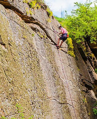 포토 JPG 해외이미지 라이프스타일 남자 밧줄 벽 스포츠 모션 자연 산 사람 사람없음 야외 세로 운동 힘 도전 위험 오르기 노력 어려움 혼자 해외202004 해외포토 줄 컨셉 건강 생활 생태계 파일형식 이미지허브