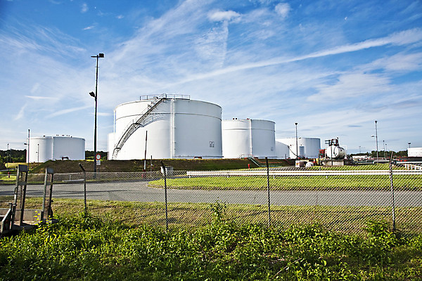 포토 JPG 해외이미지 식물 구름 산업 백그라운드 건축양식 공장 사람없음 울타리 농장 환경 탑 상점 금속 에너지 화물 흰색 액체 휘발유 석유 정상 큼 컨테이너 땅 창고 보안 탱크 연료 가스 수납 포트 자원 디젤 사일로 줄서기 철강 화학물질 해외202004 해외포토 자연요소 건축물 건축 컬러 농업 공업 모션 재질 안전 담장 운송업 화학 크기 파일형식 이미지허브