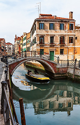 포토 JPG 해외이미지 전통 외관 유럽 문화 여행 비즈니스 건축양식 창문 하늘 주택 풍경 사람없음 물 햇빛 반사 문 침묵 이탈리아 발코니 도시 보트 역사 곤돌라 시작 운하 장면 베네치아 단절 해외202004 해외포토 자연요소 건축 나라 배_교통 건물 태양 소리 파일형식 이미지허브