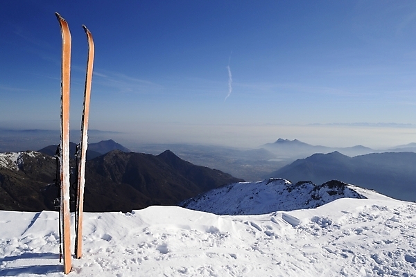 포토 JPG 해외이미지 라이프스타일 스포츠용품 스포츠 겨울 배낭 자연 하늘 스키 휴식 산 풍경 사람없음 야외 파란색 이탈리아 자유 탐험 흰색 황무지 고독 빙하 서리 노력 산봉우리 산기슭 산맥 해외202004 해외포토 계절 감정 유럽 컬러 컨셉 가방 겨울스포츠 생활 오브젝트 생태계 봉우리 파일형식 이미지허브