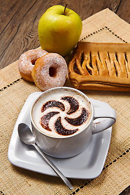 포토 JPG 해외이미지 디자인 커피 음료 주택 따뜻함 사람없음 목재 장식 컵 케이크 초콜릿 이탈리아 거품 카페 우유 직물 얼룩 아침식사 사과 잼 가루 설탕 크림 카푸치노 코코아 카페인 해외202004 해외포토 나무 식기 유럽 과일 재료 디저트 유제품 건물 상점 식사 소스_음식 파일형식 이미지허브