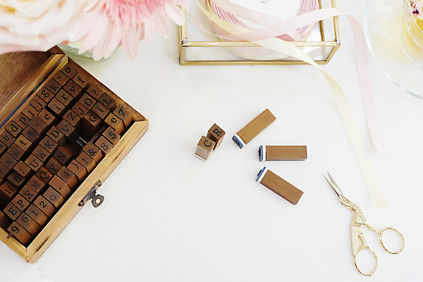 포토 JPG 해외이미지 디자인 알파벳 꽃 리본 줄 분홍색 꽃다발 백그라운드 컨셉 탁자 휴가 직장 선물 미술 사람없음 장식 세트 우주 공백 흰색 인사 신용카드 플랫 정상 바느질 보석 편지 책상 만들기 예술가 위치 고무 DIY 짐싸기 프리랜서 핸드메이드 목업 해외202004 해외포토 식물 직업 영어 컬러 가구 회사 모션 문화예술 취미 금융 예절 광석 파일형식 이미지허브