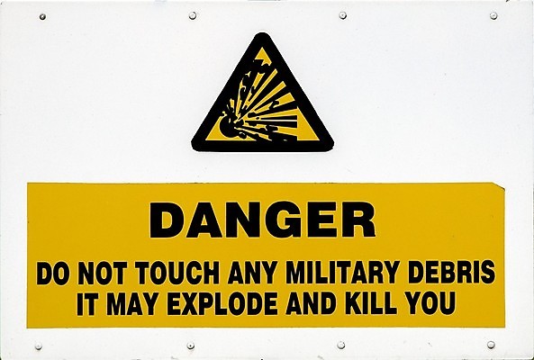 포토 JPG 해외이미지 아이콘 백그라운드 일러스트 경고 안전 사람없음 그래픽 노란색 검은색 정보 죽음 표지판 파편 위험 심볼 사인 군용 공지사항 경보 고립 조언 주목 해외202004 해외포토 컬러 컨셉 군대 알림판 파일형식 이미지허브