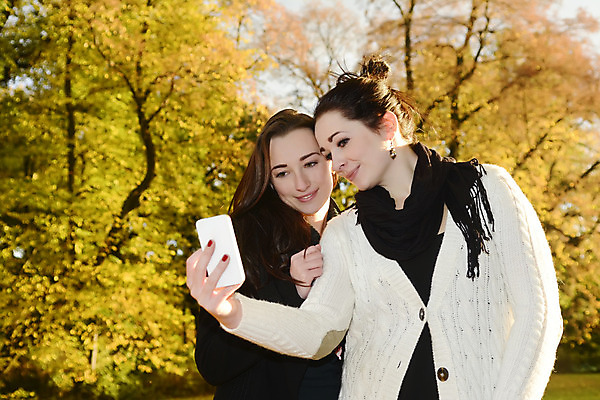포토 JPG 해외이미지 나무 공원 여자 행복 2 가족 자연 모바일 함께함 미소 웃음 두명 스마트폰 핸드폰 청춘 노란색 검은색 사진촬영 우정 기쁨 가을 행운 황금 자매 언니 성인여자만 해외202004 해외포토 식물 계절 공공시설 감정 컬러 컨셉 관계 표정 사람 친구 전자제품 스마트기기 촬영 생태계 여자만 성인만 파일형식 이미지허브