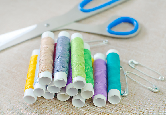 포토 JPG 해외이미지 디자인 옷 산업 줄 취미 사람없음 빨간색 초록색 파란색 노란색 유행 흰색 도구 직물 면 업무 실 수리 바느질 실크 묘사 오브젝트 싱글 땀 롤 실타래 고정 자수 섬유 얼레 재단 감싸기 고립 해외202004 해외포토 컬러 모션 작업 파일형식 이미지허브