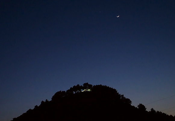 포토 JPG 해외이미지 실루엣 백그라운드 자연 하늘 아침 풍경 사람없음 야외 파란색 빛 우주 일출 어둠 황혼 일몰 새벽 달 야간 저녁 장면 해외202004 해외포토 주간 자연요소 컬러 촬영기법 노을 생태계 파일형식 이미지허브