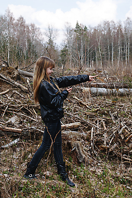 포토 JPG 해외이미지 라이프스타일 스포츠 여행 자연 항해 한명 사람 야외 스마트폰 글로벌 골짜기 산책 하이킹 장비 숲 방향 발견 GPS 해외202004 해외포토 1 배_교통 레저 휴식 생활 핸드폰 스마트기기 생태계 파일형식 이미지허브