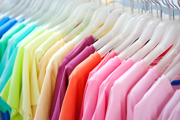 포토 JPG 해외이미지 옷 실내 사람없음 컬러풀 여러개 옷걸이 일렬 패브릭 해외202004 해외포토 컬러 다수 내부 직물 파일형식 이미지허브