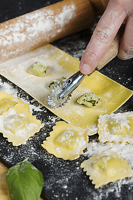 포토 JPG 해외이미지 전통 손 음식 재료 가족 주택 파스타 건강 요리 사람없음 목재 노란색 주방 요리사 식사 어둠 이탈리아 신선 이탈리아음식 자르기 지중해 허브 가득함 시작 날것 반죽 밀가루 롤러 지역 밀대 후추 바질 점심식사 폭식 생식 커터 핸드메이드 해외202004 해외포토 나무 식물 직업 유럽 바다 컬러 관계 모션 주방용품 서양음식 건물 신체부위 가루 향신료 파일형식 이미지허브