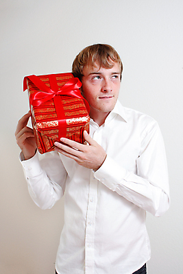 포토 JPG 해외이미지 손 계절 남자 행복 리본 크리스마스 포장 휴가 새로움 선물 한명 사람 빨간색 세로 상자 놀람 듣기 잡기 발표 큼 심볼 주기 제의 해외202004 해외포토 1 기념일 감정 컬러 컨셉 모션 표정 신체부위 크기 파일형식 이미지허브